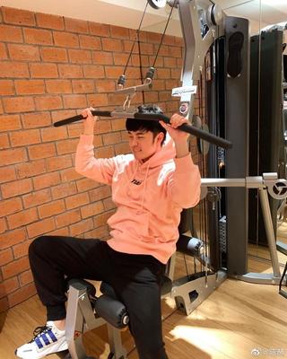 陈赫35岁自称“小伙”引热议 粉红卫衣健身撸狗展活力