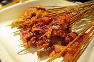 夏日狂欢 挥洒汗水，畅享美食的快乐时光